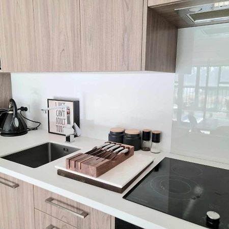 Modern 1 Bedroom Apartment Across From Hagley Park ไครสต์เชิร์ช ภายนอก รูปภาพ